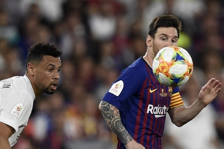 Lionel Messi dibayang-bayangi Francis Coquelin pada laga Barcelona vs Valencia dalam final Copa del Rey 2018-2019 di Stadion Benito Villamarin, 25 Mei 2019. 