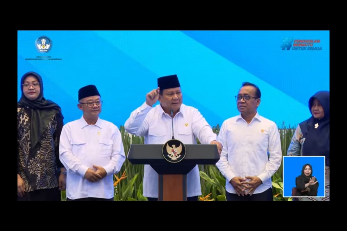 Presiden Prabowo saat meluncurkan mekanisme penyaluran tunjangan guru bersama Mendikdasmen Abdul Muti, pada Kamis, (13/3/2025). 