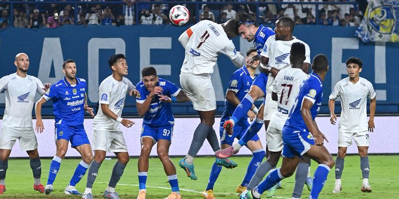 Jalannya pertandingan antara Persib vs PSM Makassar dalam lanjutan Super League 2025-2026 di Stadion Gelora Bandung Lautan Api (GBLA), Sabtu (27/12/2025).