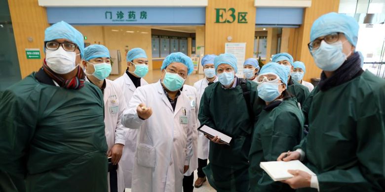 Pakar dari China dan Badan Kesehatan Dunia (WHO) mengenakan masker saat mengunjungi Rumah Sakit Wuhan Tongji, pusat wabah virus corona di Hubei, China, 23 Februari 2020.
