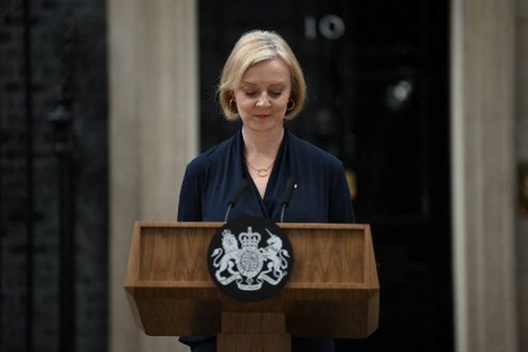 PM Inggris mundur. Foto ini saat Liz Truss menyampaikan pidato di luar Downing Street No. 10 di pusat kota London untuk mengumumkan pengunduran dirinya pada Kamis (20/10/2022). Liz Truss mundur setelah baru 6 pekan menjabat.