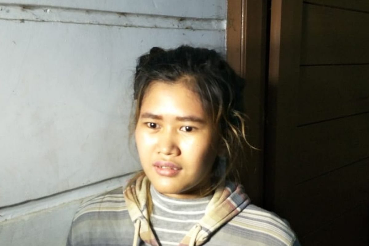 Aprilina Lestari (20), ibu kandung dari Anisa Suci Ardiwibowo (3) balita yang diculik seorang nenek berinisial AG (55) saat ditemui di rumahnya, Jalan Haji Sapat, Bintara, Kota Bekasi, Senin (15/4/2019).