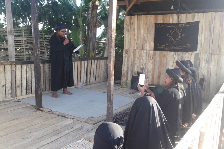Dengan menggunakan bahasa Ibrani Kuno, pimpinan Jamaah Hawariun Ansarullah di Kabupaten Gowa, Sulawesi Selatan tengah membawakan khutbah Idul Adha. Kamis, (31/8/2017).