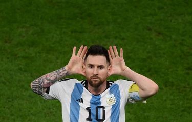 Selebrasi Lionel Messi seusai mencetak gol pada laga perempat final Piala Dunia 2022 Qatar yang mempertemukan Belanda vs Argentina di Lusail Stadium, Sabtu (10/12/2022) dini hari WIB. Lionel Messi bersama Argentina melaju ke semifinal Piala Dunia 2022 setelah berhasil mengalahkan Belanda 4-3 (2-2) via adu penalti. Terdekat, Lionel Messi akan tampil di final Piala Dunia 2022 melawan Perancis. Laga Argentina vs Perancis di Stadion Lusail, Doha, Qatar, pada Minggu (18/12/2022) malam WIB.