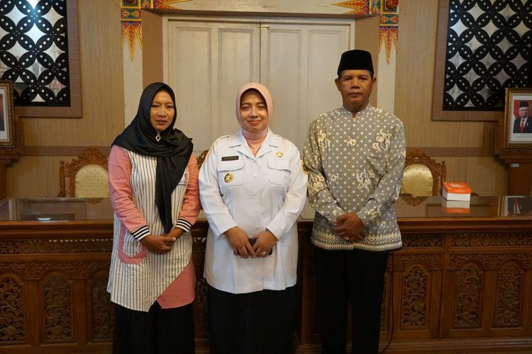 Keluarga Dewi Setyowati saat bertemu Bupati Purworejo Yuli Hastuti pada Rabu (10/1/2024).