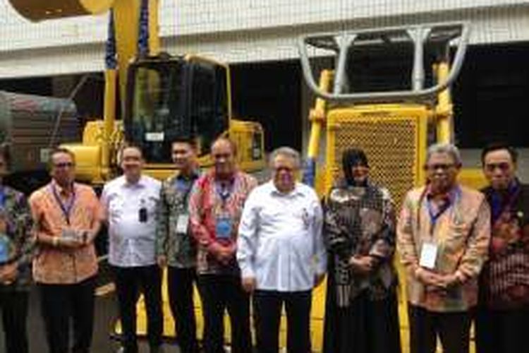 Penyerahan alat berat berupa ekskavator, bulldozer, dan truk sampah pada 12 kota/kabupaten oleh Kementerian Pekerjaan Umum dan Perumahan Rakyat, di Jakarta, Senin (25/1/2016).