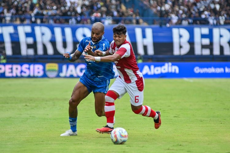 Duel penyerang Persib David da Silva melawan bek kiri Persis Alfath Fathier dalam pertandingan pekan ke-24 Liga 1 2023-2024 antara Persib Bandung vs Persis Solo, Minggu (4/2/2024) di Gelora Bandung Lautan Api (GBLA). 
