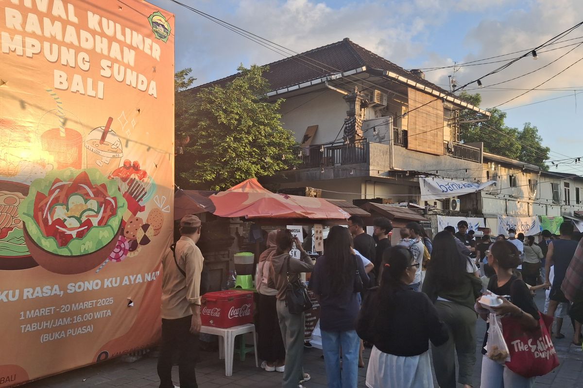 Suasana keramaian pengunjung dalam festival kuliner Ramadhan Kampung Sunda di Jalan Marlboro, Gang X, Kota Denpasar, Provinsi Bali, Senin (3/3/2025) sore. 