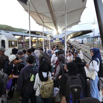 Penumpang kereta api di Stasiun Malang Kota Baru saat momen libur Lebaran Idul Adha pada Rabu (27/5/2026)