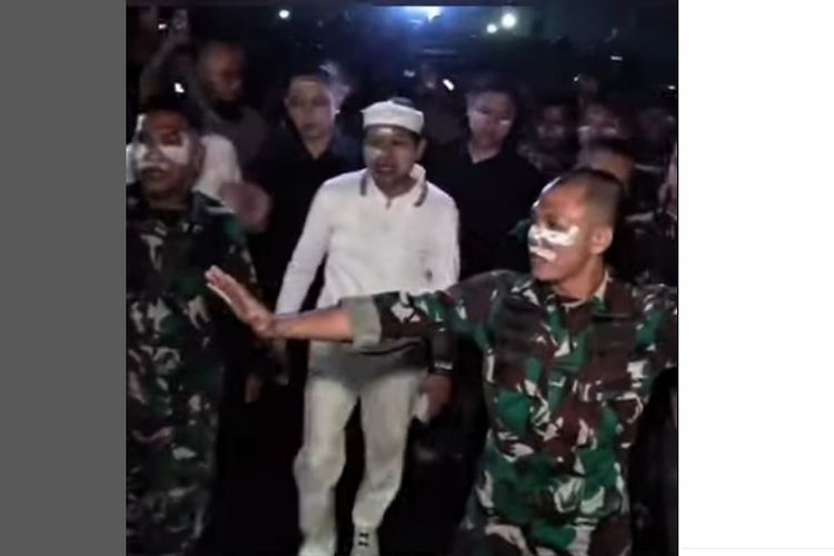  Gubernur Jawa Barat, Dedi Mulyadi menemui pengunjuk rasa di depan Gedung DPRD Jawa Barat, Jalan Diponegoro, Kota Bandung, Jumat (29/8/2025) malam.