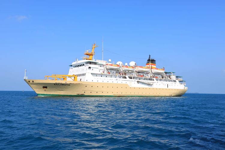 Kapal KM Kelimutu milik Pelni mengubah jadwal pelayaran demi menyelamatkan 305 wisatawan yang terjebak di Karimunjawa, Jepara, Jawa Tengah, Senin (26/12/2022).