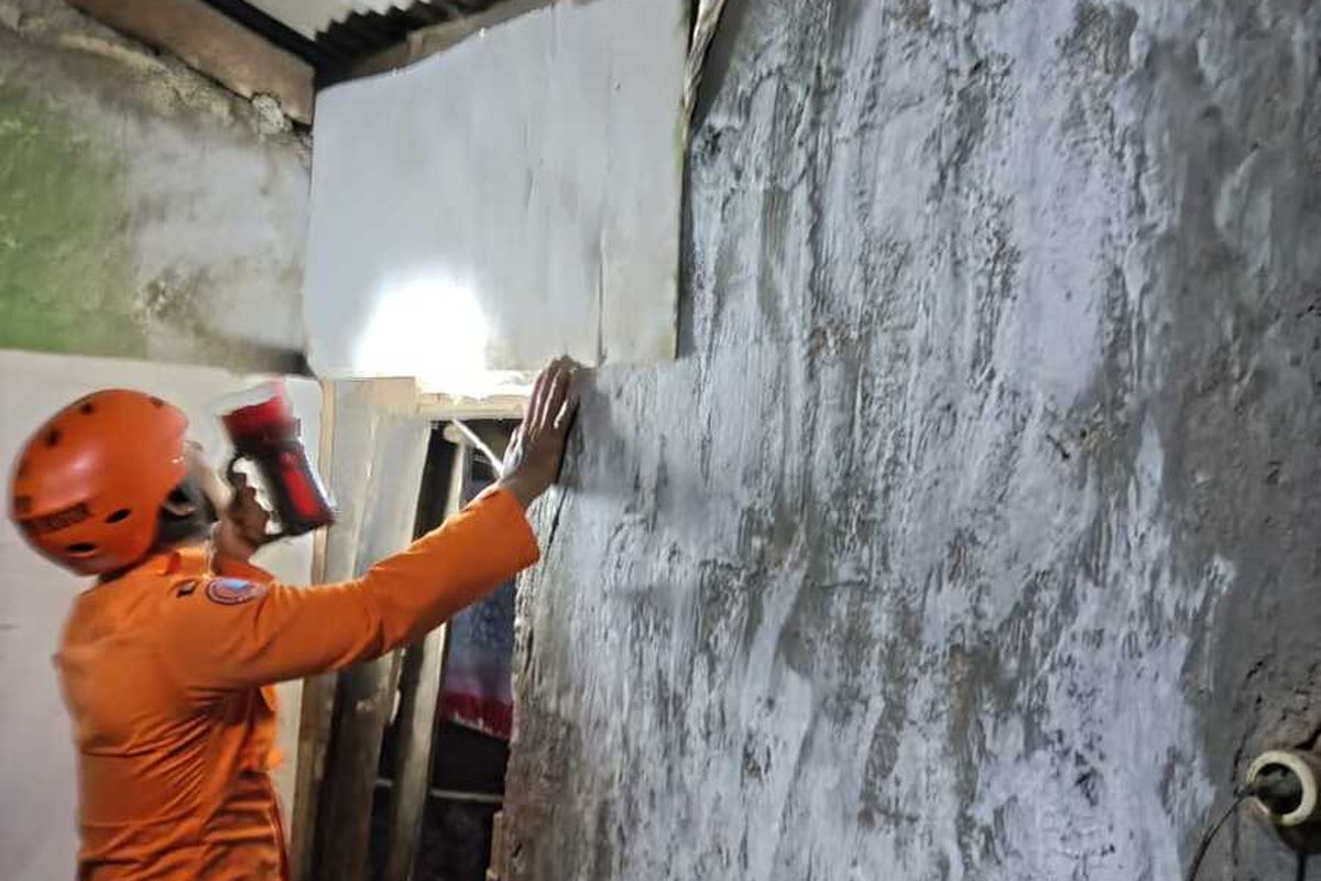 Kondisi rumah rusak akibat gempa di Cianjur berkekuatan magnitudo 3,5 yang dirasakan sampai ke wilayah Puncak Bogor, Jawa Barat, Minggu (11/6/2023) pukul 16.06 WIB. Gempa juga menyebabkan dua orang terluka akibat tertimpa runtuhan.