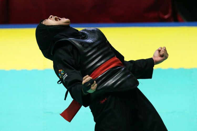 Pesilat putra Indonesia, Pipiet Kamelia meluapkan kegembiraan setelah meraih medali emas pada partai final nomor kelas D putri 60 kg sampai 65 kg Asian Games 2018 di Padepokan Pencak Silat, TMII, Jakarta, Rabu (29/8/2018). Ia mengalahkan pesilat asal Vietnam Nguyen Thi Cam Nhi.