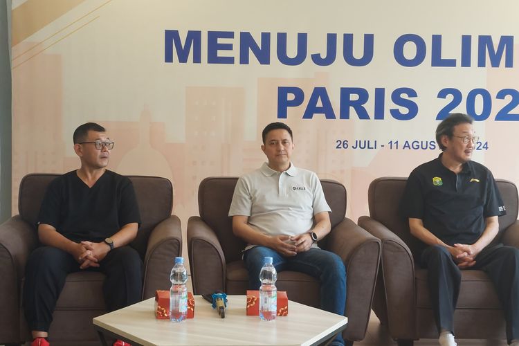Kabid Binpres PBSI Ricky Soebagdja (tengah) saat konferensi pers di Pelatnas PBSI, Jakarta Timur, Kamis (16/5/2024).