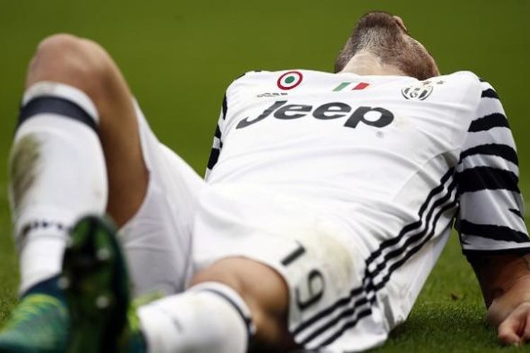 Bek Juventus, Leonardo Bonucci, mengalami cedera pada laga Serie A kontra Genoa, di Stadion Luigi Ferraris, Minggu (27/11/2016).