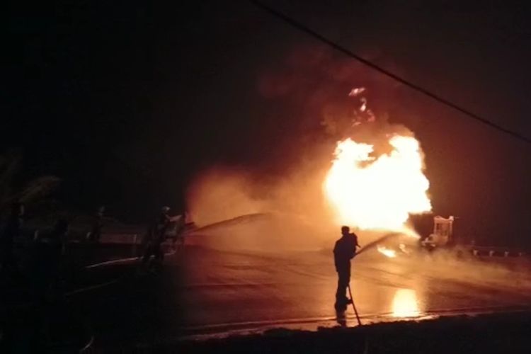 Truk tangki pengangkut bahan bakar minyak terbakar di jalan Tol Tangerang Merak KM 56 arah Jakarta pada Minggu (28/5/2023) dinihari.