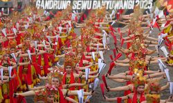 13 Tahun Gandrung Sewu: Ribuan Penari Persembahkan Harmoni di Pantai Marina Boom