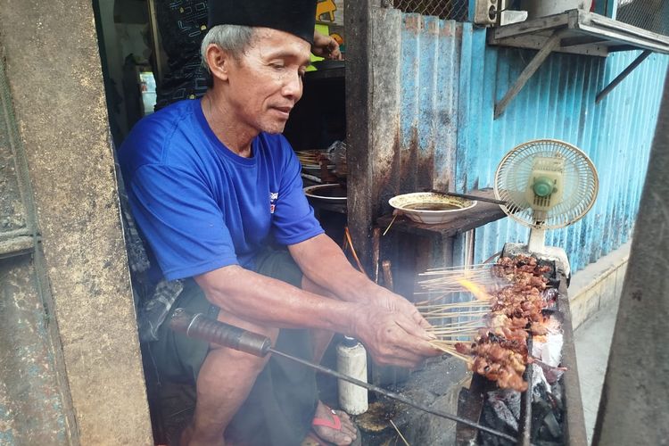 Subardi saat menolah sate yang resepnya dijaga sejak zaman Belanda, Selasa (22/4/2025)