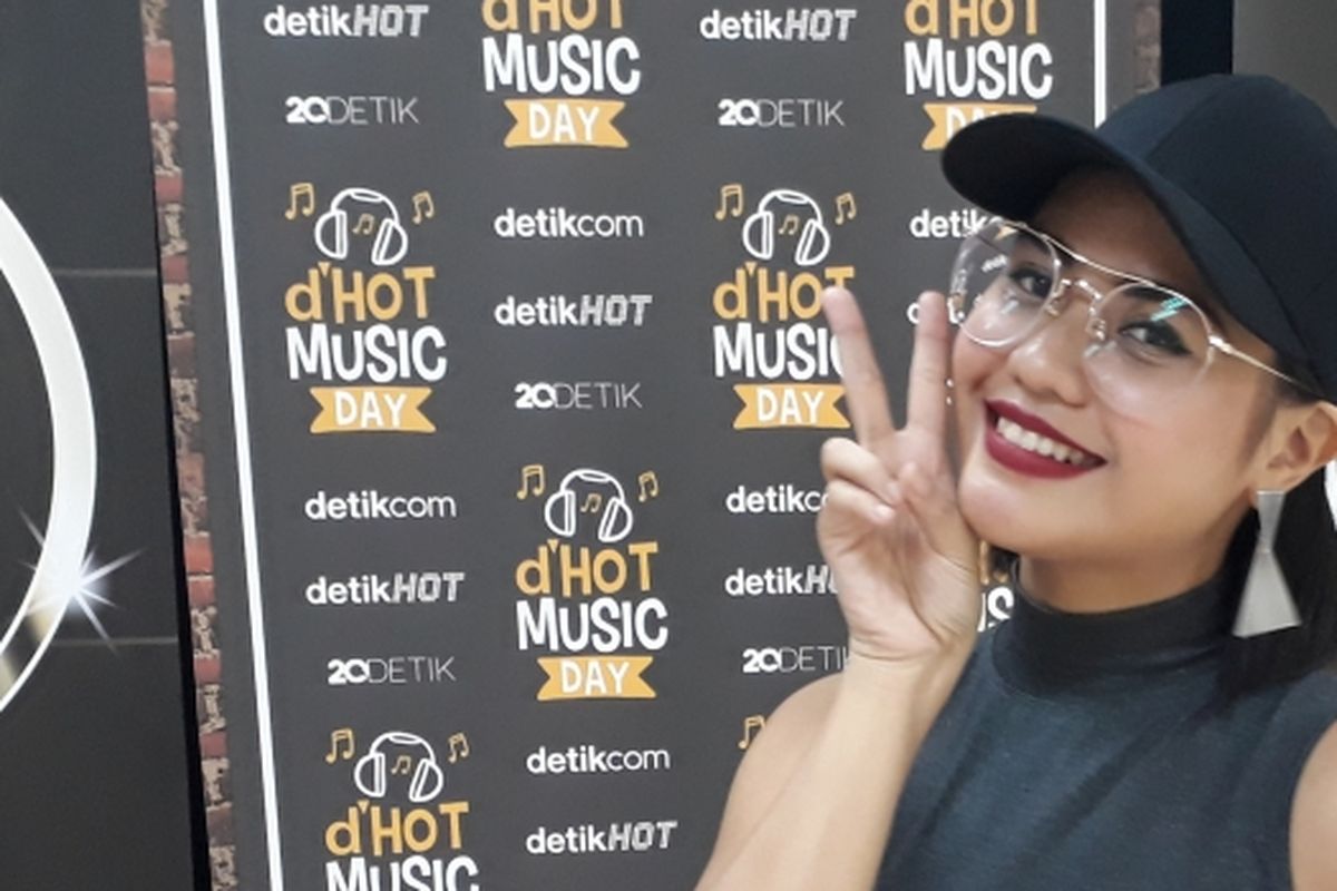 Mytha Lestari diabadikan seusai tampil dalam dHot Music Day di Jakarta Selatan, Kamis (9/3/2017). 