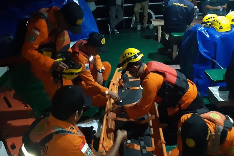 Tim SAR mengevakuasi warga negara China yang mengalami kecelakaan kerja di kapal kargo di Aceh Besar, Kamis (4/8/2022).