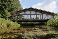 Unik, Rumah di Rusia Dibangun di Atas Jembatan