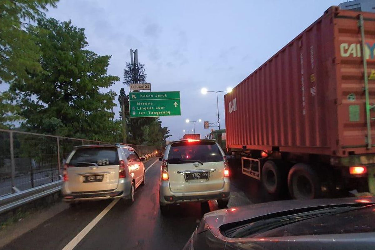 Macet di Tol Kebon Jeruk