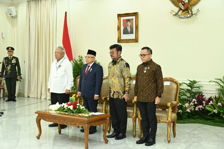 Wakil Presiden (Wapres) Republik Indonesia (RI) Ma?ruf Amin bersama Menteri Pertanian (Mentan) Syahrul Yasin Limpo (SYL), Menteri Pekerjaan Umum dan Perumahan Rakyat (Menteri PUPR) Basuki Hadimuljono, dan Menteri Pendayagunaan Aparatur Sipil Negara Reformasi Birokrasi (Menpan-RB) Abdullah Azwar Anas dalam kegiatan Penyerahan Penghargaan Adhikarya Pembangunan Pertanian 2023 di Istana Wapres, Jakarta, Senin (14/8/2023).
