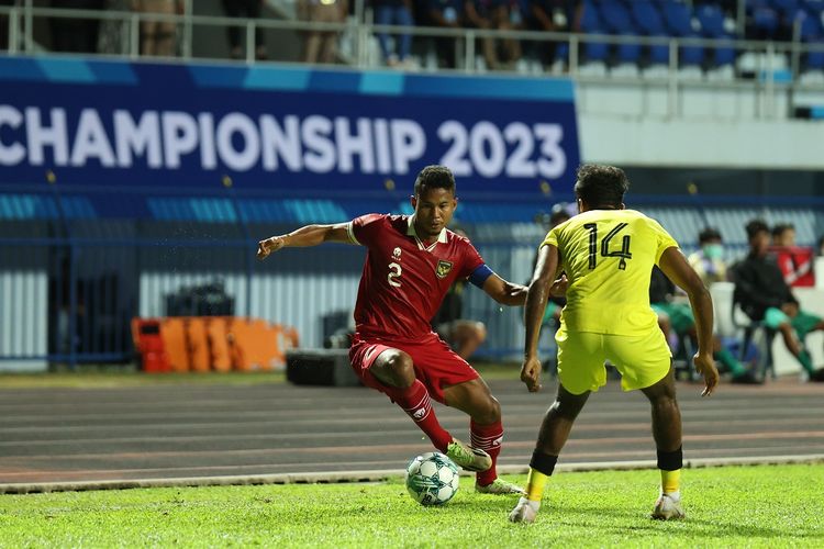 Bagas Kaffa saat mengontrol bola dalam pertandingan Indonesia vs Malaysia pada laga Grup B Piala AFF U23 2023 di Stadion Rayong Provincial, Jumat (18/8/2023) malam WIB. Pertandingan berakhir dengan skor 2-1 untuk kemenangan Malaysia. 