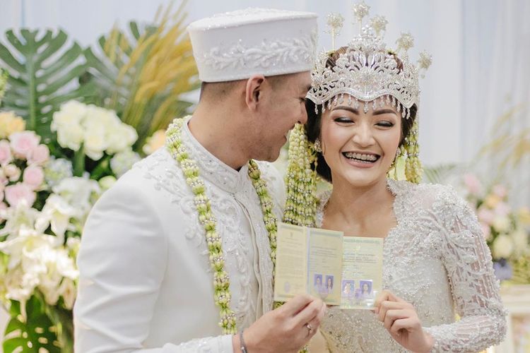Siti Badriah dan Krisjiana Baharudin resmi menikah.
