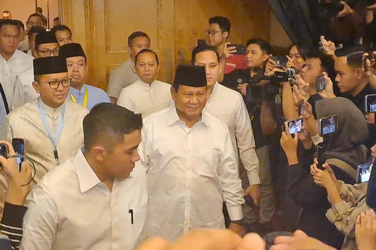 Capres pemenang Pemilu 2024 Prabowo Subianto menghadiri acara buka puasa bersama di Ritz Carlton Hotel, Jakarta, Senin (25/3/2024). 