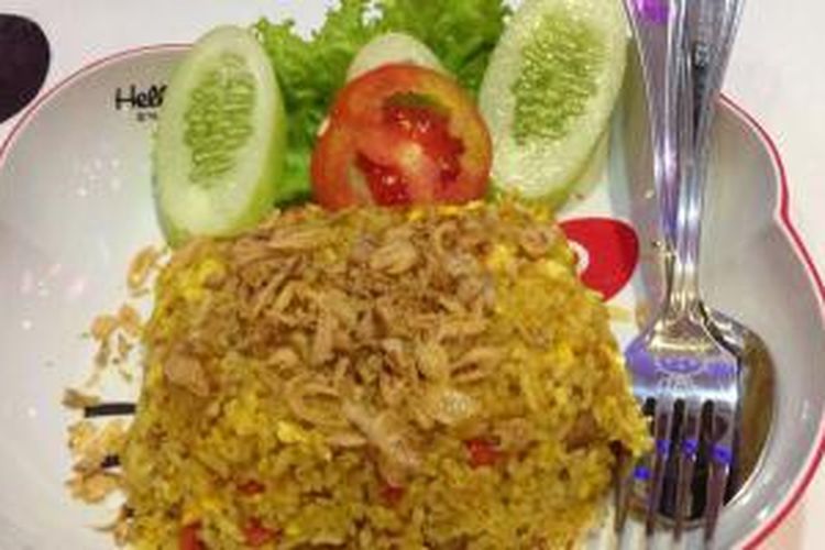 Nasi Goreng Emon yaitu nasi goreng yang dibumbui dengan kunyit sehingga berwarna kuning.