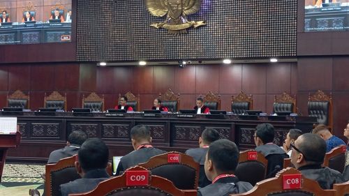Momen Ketua MK Debat dengan Kuasa Hukum pada Sengketa Pilkada Maluku Tengah