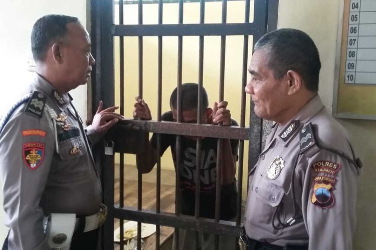 Tersangka penyerangan berinisial SB (18) ditahan di Mapolsek Kebumen, Kabupaten Kebumen, Jawa Tengah, Kamis (30/1/2020).