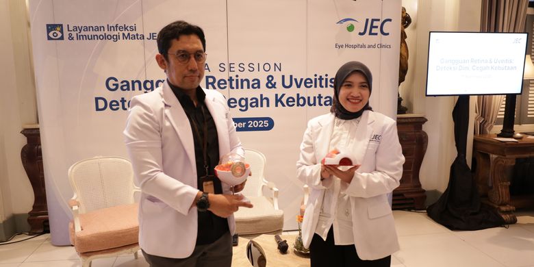 (Kiri) dr. Referano Agustiawan, SpM(K), Direktur RS Mata JEC @ Menteng dan dr. Eka Octaviani Budiningtyas, SpM (kanan) di acara media edukasi (17/9/2025).