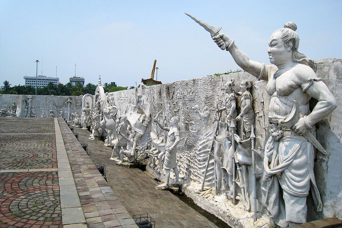 Ukiran sejarah Indonesia yang mengelilingi Monumen Nasional, Jakarta. Di sudut timur laut yang menggambarkan kemaharajaan kuno Indonesia, di bagian kanan adalah Gajah Mada, Mahapatih Kerajaan Majapahit.
