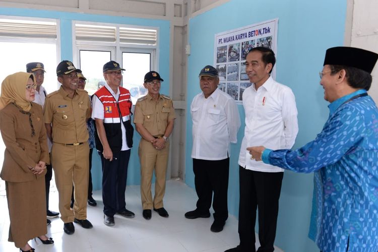 Presiden Joko Widodo dan Ibu Negara Iriana langsung meninjau proyek penyediaan hunian tetap bagi korban gempa begitu tiba di Kota Palu, Provinsi Sulawesi Tengah, Selasa (29/10/2019). 