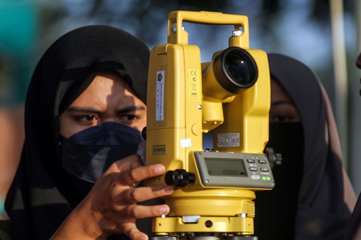 Tim gabungan Kemenag Lhokseumawe dan Mahasiswa Ilmu Falak Astronomi Islam memantau hilal bulan sabit muda pertama melalui teleskop di lokasi pemantauan Nasional Rukyatul Hilal Bukit Blang Tiron, Lhokseumawe, Aceh, Jumat (1/4/2022). Kementerian Agama menggelar pemantauan hilal (rukyatul hilal) di 101 lokasi titik di seluruh Indonesia, enam titik diantaranya di Aceh tersebut tidak terlihat hilal, sehingga awal Ramadhan ditetapkan pada 3 April 2022.