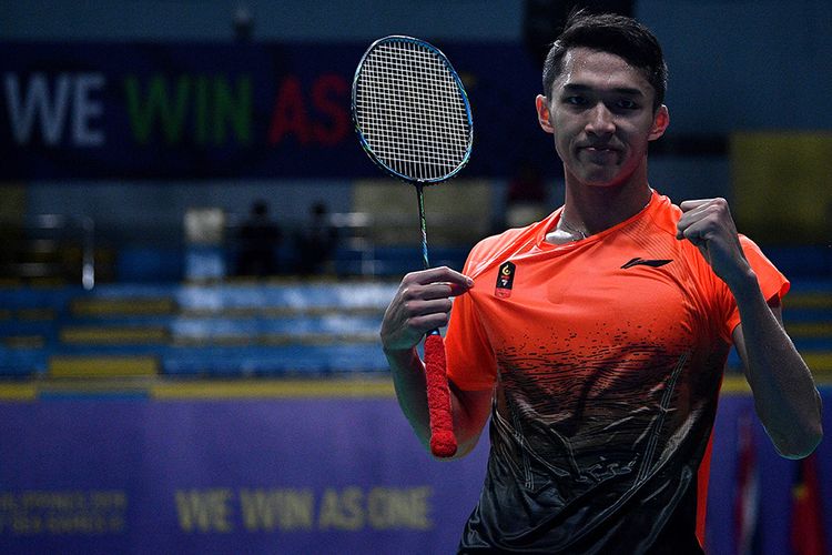 Tunggal putra Indonesia Jonatan Christie melakukan selebrasi seusai mengalahkan tunggal putra Malaysia Lee Zii Jia dalam final bulu tangkis beregu putra SEA Games 2019 di Kompleks Olahraga Muntinlupa, Manila, Filipina, Rabu (4/12/2019). Tim bulu tangkis beregu putra Indonesia meraih medali emas setelah mengalahkan Malaysia dengan skor 3-1.