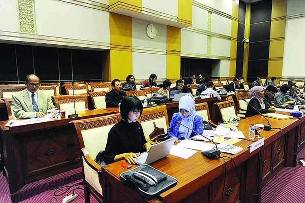 Sebanyak 12 orang mengikuti seleksi calon hakim agung hari pertama, Kamis (10/1), di Komisi III DPR, Kompleks Parlemen, Senayan, Jakarta, dengan agenda pembuatan makalah. Komisi III mulai menyeleksi 24 calon hakim agung untuk dipilih delapan orang. 