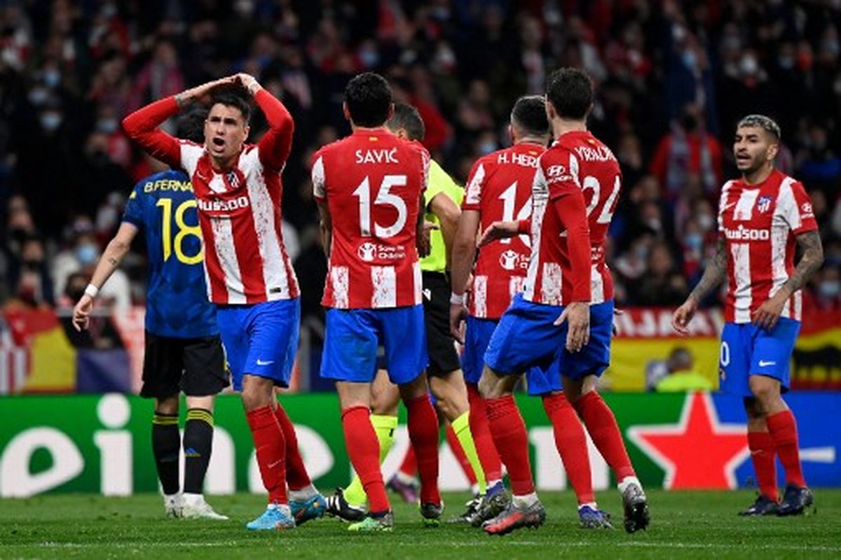 Ekspresi kecewa Jose Gimenez (kiri) di tengah pertandingan leg pertama 16 besar Liga Champions yang mempertemukan Atletico Madrid vs Man United di Stadion Wanda Metropolitano, Kamis (24/2/2022) dini hari WIB. Hasil Atletico Madrid vs Man United imbang 1-1.