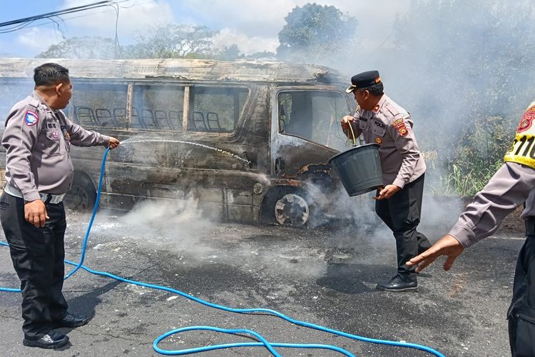 Minibus Angkut 18 Wisatawan Terbakar di Baturiti Tabanan Bali