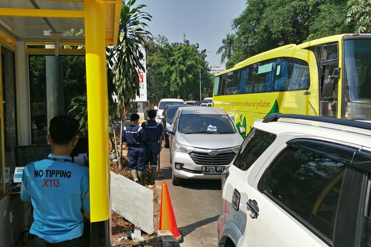 Macet di ruas jalan menuju akses kawasan Universitas Indonesia,  Depok, Senin (15/7/2019).