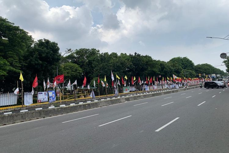 Atribut kampanye terlihat memenuhi fasilitas umum di sepanjang Jalan Gunung Sahari Raya menuju ke Jalan Kramat Raya, Jakarta Pusat, Kamis (11/1/2024). 