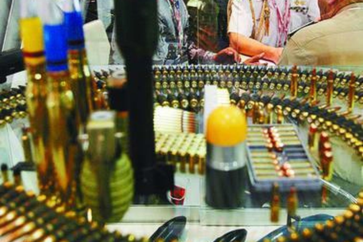 Direktur Utama PT Pindad Adik A Soedarsono (duduk kiri) menjelaskan kepada perwakilan militer Italia mengenai produk Pindad di Pameran Indodefence-Indoaerospace 2008 yang berlangsung di Pangkalan Udara TNI AU Halim Perdanakusuma, Jakarta, Rabu (19/11). Pameran yang dibuka Wakil Presiden Jusuf Kalla itu diikuti sejumlah negara pembuat alat pertahanan militer.  