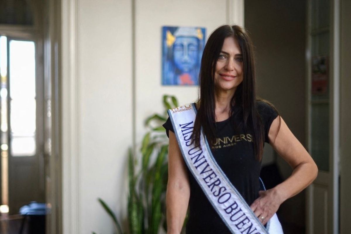 Miss Universe Buenos Aires 2024, Alejandra Rodriguez, berposes untuk fotografer dalam sebuah kesempatan di La Plata, Buenos Aires, Argentina, pada 24 April 2024. 