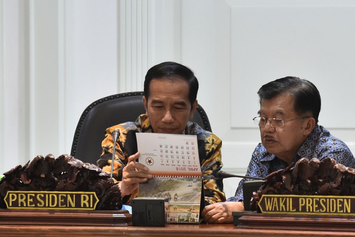 Presiden Joko Widodo (kiri) bersama Wakil Presiden Jusuf Kalla (kanan) mengamati kalender sebelum memimpin rapat terbatas tentang persiapan menyambut bulan Ramadhan dan Idulfitri 1439 Hijriah di Kantor Presiden, Jakarta, Kamis (5/4). Presiden mengingatkan ketersediaan pasokan dan stabilitas harga kebutuhan pokok, penyediaan bahan bakar minyak, sarana prasarana transportasi serta stabilitas keamanan jelang Idulfitri 1439 Hijriah. ANTARA FOTO/Puspa Perwitasari/foc/18.
