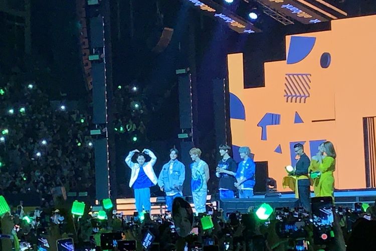 Boy group NCT Dream menyapa NCTzen dalam sesi bincang-bincang di acara Allo Bank Festival 2022, di Istora Senayan, Jakarta Pusat, Jumat (20/5/2022).