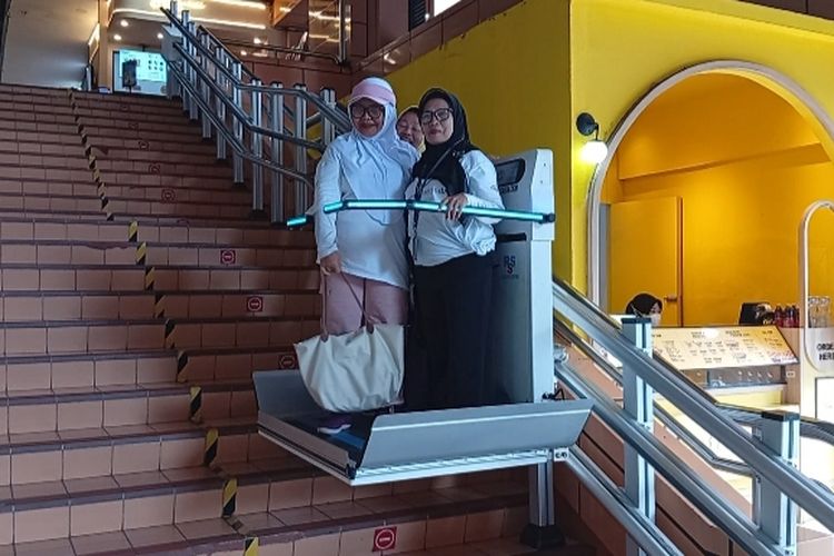 Menjajal Lift Tangga di Stasiun Cikini, Fasilitas Baru yang Mudahkan Lansia-Disabilitas