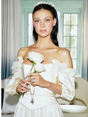 Nicola Peltz Beckham memukau di pembaruan sumpah nikah, mengenakan gaun pengantin vintage milik sang ibu dari 1985.
