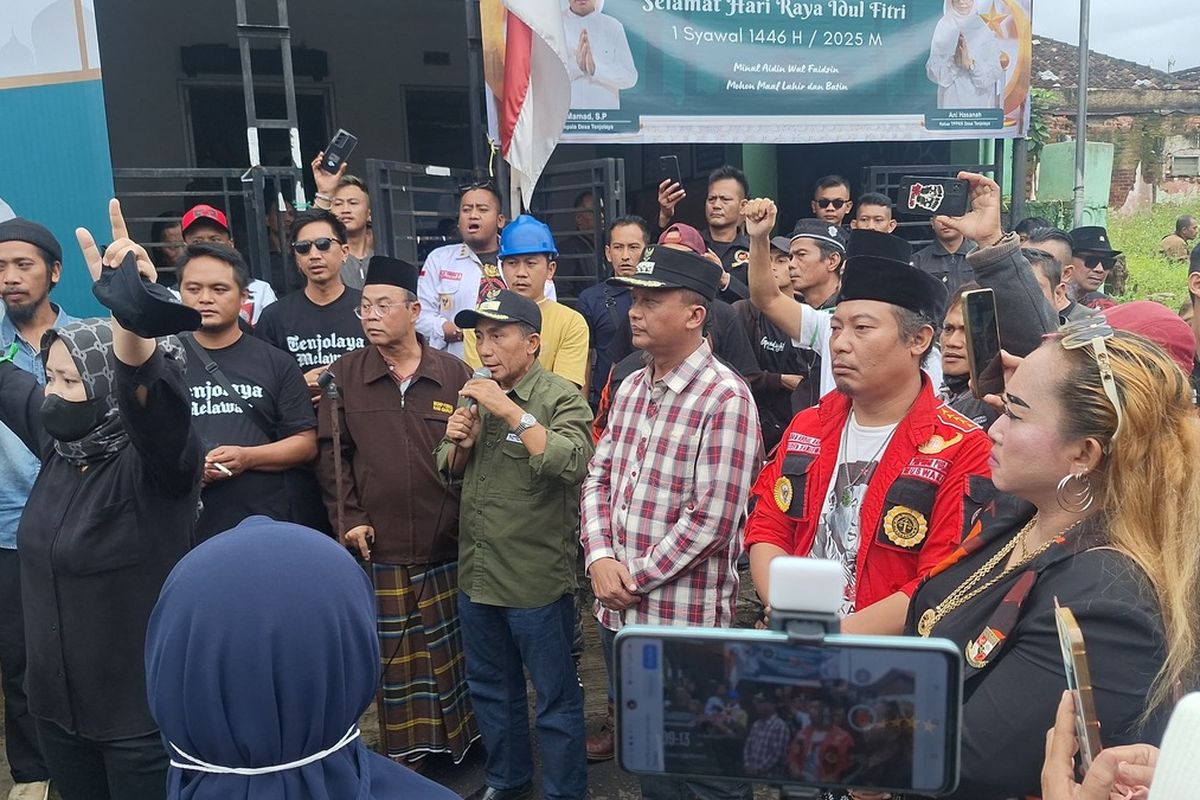 Kades Tenjolaya Mamad SP (kemeja hijau) saat memberikan penjelasan kepada ratusan warga Desa Tenjolaya terkait ekseusi ratusan rumah dan bangunan SDIT, Selasa (15/4/2025)